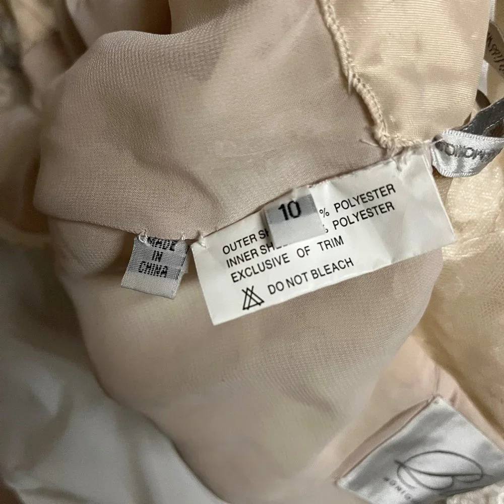 Monique Lhuillier Wedding Gown - Picture 4 of 10